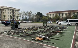 Hơn 400 vũ khí tự chế và công cụ hỗ trợ được bàn giao cho Công an tỉnh Lào Cai