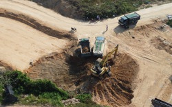 Bình Định: Đang "tuồn" đất trái phép từ dự án cao tốc ra ngoài, bất ngờ bị tổ công tác "ập" vào kiểm tra