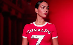 Bạn gái Ronaldo nổi bật tại Tuần lễ thời trang Paris với màu áo… M.U