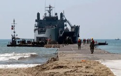 Cận cảnh tàu hỗ trợ hậu cần của lục quân Mỹ dựng bến nổi ở Gaza để đưa hàng viện trợ