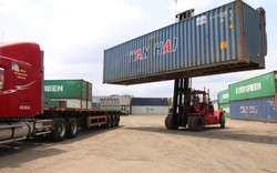 Bãi tập kết xe container được dọn sạch sau phản ánh của Dân Việt