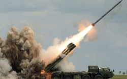 Clip: Khoảnh khắc hệ thống pháo Nga oanh tạc pháo binh Ukraine 