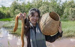 Theo ông nông dân một xã ở Cà Mau vô khu rừng nổi tiếng đặt trúm, học sinh túm được con lươn to bự