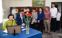 Người Việt Nam xếp hàng ghi sổ tang tưởng niệm các nạn nhân vụ khủng bố tại Nga