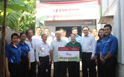 Tiền Giang: Agribank thị xã Gò Công bàn giao 5 nhà "Đại đoàn kết" chào mừng 36 năm ngày thành lập Agribank