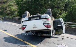 Xe bán tải lật ngửa trên cao tốc La Sơn- Túy Loan, 2 người bị thương 