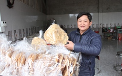 Bỏ nghề mổ lợn, một người Thái Nguyên chuyển sang làm món bánh "tuổi thơ" này, bán đắt hàng