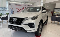 Giá xe Toyota Fortuner lăn bánh tháng 3/2024: Giảm không "phanh" khi Ford Everest, Hyundai Santa Fe đều giảm