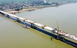 Cầu Hưng Đức dài nhất cao tốc Bắc - Nam trên sông Lam trước ngày hợp long