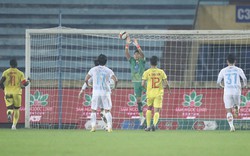 Video: VAR vào cuộc, Thanh Hoá hưởng penalty và Rimario đá panelka... thất bại