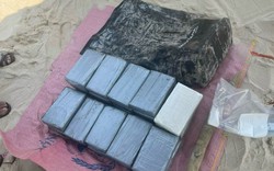 Dân đi tắm biển bất ngờ phát hiện túi chứa 25 bánh nghi ma túy trôi dạt vào bờ biển ở Bình Thuận