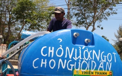 Một người dân chạy xe ba gác đem theo bồn chứa nước 1.000 lít từ TP HCM xuống Tiền Giang cứu hạn cho người dân