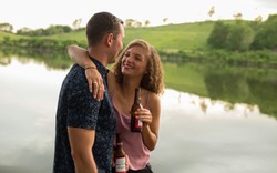 Trở thành bạn nhậu của chồng giúp hôn nhân hạnh phúc hơn