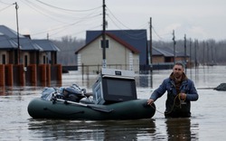 Ảnh thế giới 7 ngày qua: Lũ lụt lịch sử tại Nga và cảnh nhật thực toàn phần ấn tượng ở Mỹ