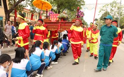 Ngàn người xếp hàng chui kiệu cầu may trong ngày “giỗ trận” Bạch Đằng