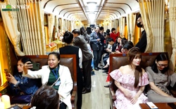 Du khách thích thú trải nghiệm chuyến tàu đêm đầu tiên tại nhà ga cổ nhất Đông Dương