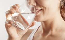 Cách nhận biết bạn đã uống đủ nước