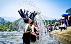 Hàng nghìn du khách trầm trồ chứng kiến màn xõa tóc gội đầu trong lễ hội Then Kin Pang