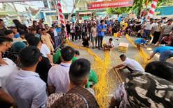 Cả làng biển Nghệ An cổ vũ đàn ông đan lưới, phụ nữ nướng cá, tất cả cùng tranh tài