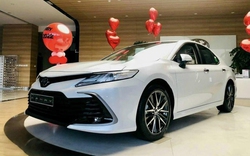 Giá xe Toyota Camry lăn bánh tháng 4/2024: Giảm không "phanh"