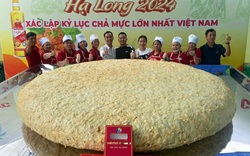 Sau bánh chưng 7 tấn, xuất hiện chả mực "khủng" ở Hạ Long nặng 200kg