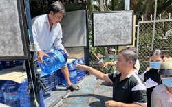 Hội Nông dân Bến Tre phối hợp trao hàng nghìn bình nước ngọt miễn phí cho nông dân mùa khô hạn