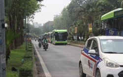 Xe máy "vô tư" đi vào tuyến đường dành riêng cho xe buýt ở Hà Nội