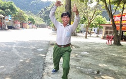 Chỉ đứng vỉa hè vẫy xe, vì sao một ông nông dân Ninh Bình lại nổi tiếng mạng xã hội?