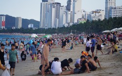 Hàng ngàn người kéo xuống biển Nha Trang "giải nhiệt"