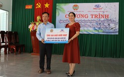 Hội Nông dân tỉnh Bến Tre tặng nước ngọt cho người dân vùng khô hạn