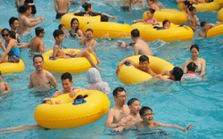 Hà Nội: Nắng nóng gay gắt, du khách tới công viên nước để “giải nhiệt” trong nhiều giờ đồng hồ