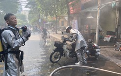 Cảnh sát cắt cửa cứu tài sản trong vụ cháy lan 4 kiốt ở Hà Nội