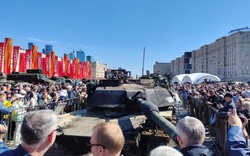 Người dân Nga háo hức xem trưng bày xe tăng Abrams, vũ khí hạng nặng của phương Tây bị hạ ở Ukraine
