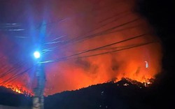 Cháy rừng ở Nghệ An, lửa đỏ rực một góc trời, huy động hơn 700 người xuyên đêm dập lửa khống chế đám cháy