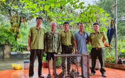 Một người dân Lào Cai mang 2 con động vật hoang dã có tên trong Sách đỏ giao cho ngành chức năng