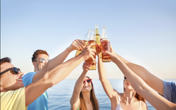 Làm thế nào để giữ an toàn khi uống rượu ở bãi biển?