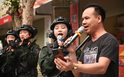 Người Điện Biên tiếp nước, hát cùng các chiến sĩ luyện tập diễu binh diễu hành trên đường phố