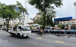 Học sinh lớp 5 mất vì u não, thầy cô, bạn bè bật khóc tiễn đưa khi đoàn xe tang đi qua trường