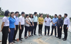 Phó Chủ tịch Hội NDVN Bùi Thị Thơm đánh giá cao CLB "Nuôi trồng thuỷ sản phường Nam Hòa" ở Quảng Ninh