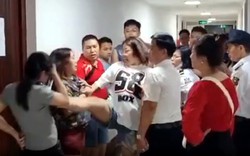 Người phụ nữ bị đạp ngã trước mặt bảo vệ tại chung cư ở Hà Nội