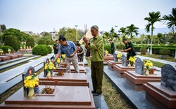 70 năm Chiến thắng Điện Biên Phủ: Xúc động cuộc hội ngộ qua bia đá và chuyện những ngôi mộ chung