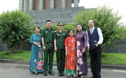 Vợ chồng NSND Tự Long đưa bố mẹ và các con viếng Lăng Bác, thăm nhà Đại tướng Võ Nguyên Giáp 