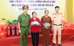 Lào Cai: Trao quà và tặng bình chữa cháy cho hộ nghèo, cận nghèo và gia đình có hoàn cảnh khó khăn