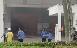 Cháy lớn, khói bốc cao hàng chục mét tại công ty sắt thép trong khu công nghiệp huyện Bến Lức, Long An