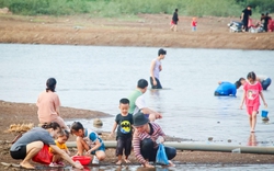 Ở một cái hồ nước ngọt nhân tạo rộng hơn 288ha tại Đắk Lắk có thời điểm đông vui nhộn nhịp thế này đây