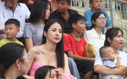 CĐV Hồng Lĩnh Hà Tĩnh "nhuộm đỏ" sân Vinh trong trận derby xứ Nghệ