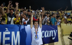 Văn Toàn lần đầu nâng cúp vô địch V.League, chia vui vùng CĐV Nam Định