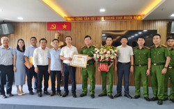 Bộ trưởng GDĐT tặng bằng khen Công an Đà Nẵng triệt phá đường dây sách giáo khoa giả 