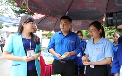 Phó Chủ tịch UBND tỉnh Lào Cai Giàng Thị Dung kiểm tra các điểm thi tốt nghiệp 2024
