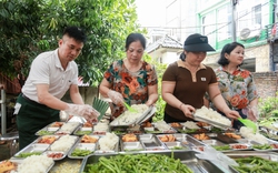 Ấm lòng hàng trăm suất cơm miễn phí mùa thi tốt nghiệp THPT ở ngoại thành Hà Nội